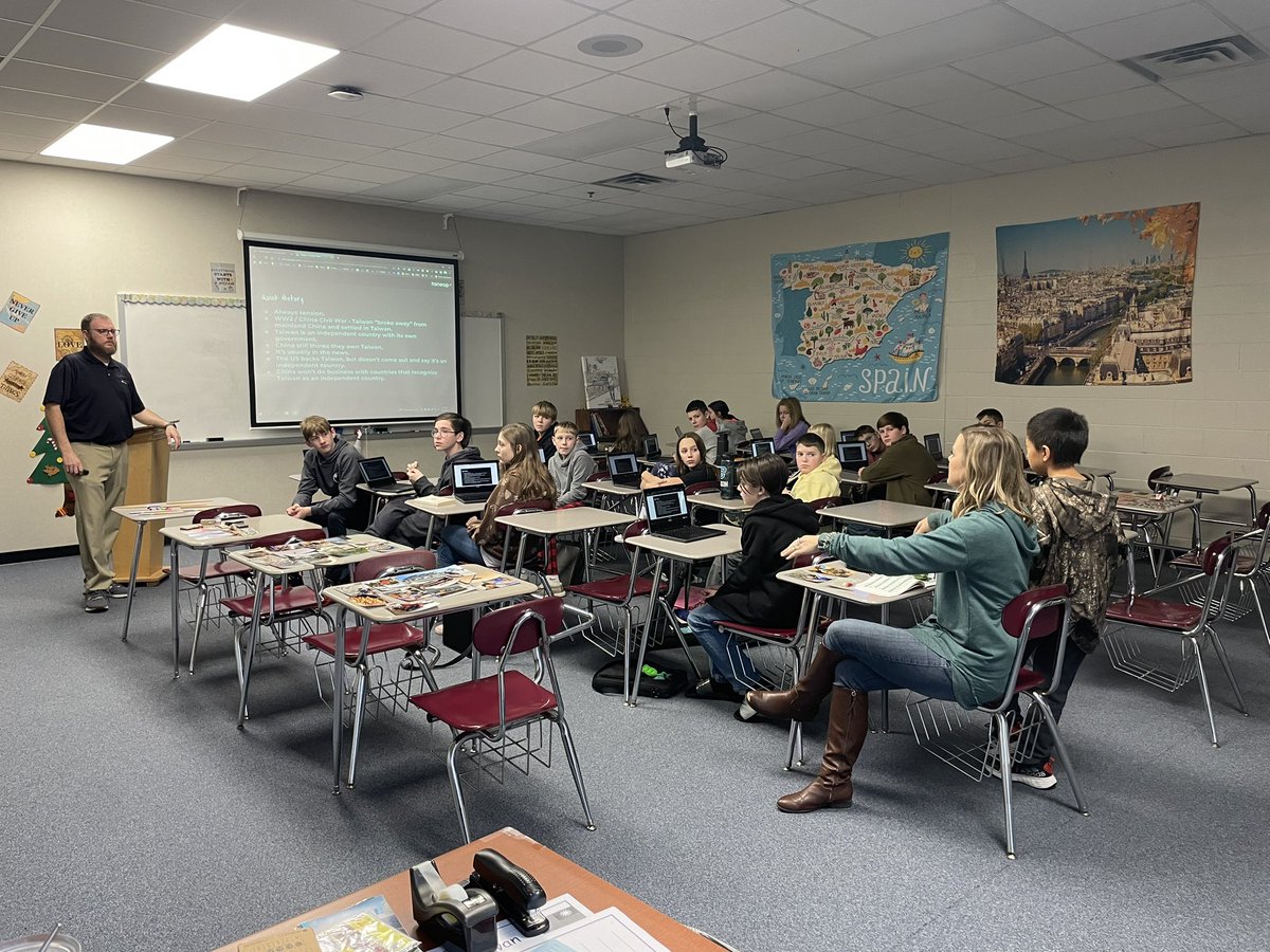 SenoraMoeller's tweet photo. When @dropstepdunk brings the whole family for a presentation about Taiwan to my MS World Culture class! @MiddleCascade https://t.co/N7HDZDGO1b