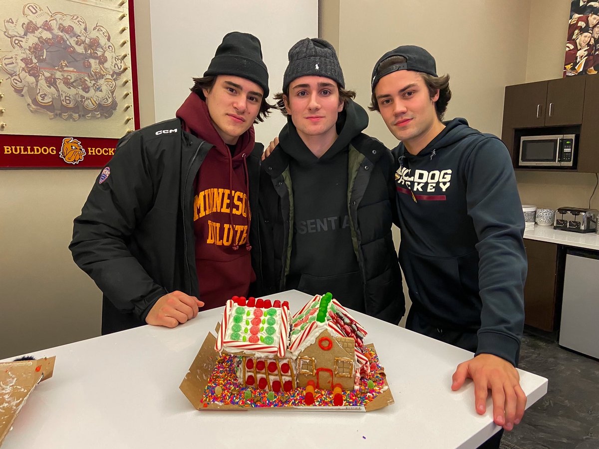 Getting in the holiday spirit 😏🎄

#NCAAHockey x 📸 <a href="/UMDMensHockey/">UMD Men's Hockey</a>