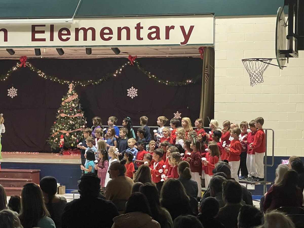 JosephShaw10's tweet photo. 1st Grade Christmas Concert! https://t.co/wCACfAfHLj