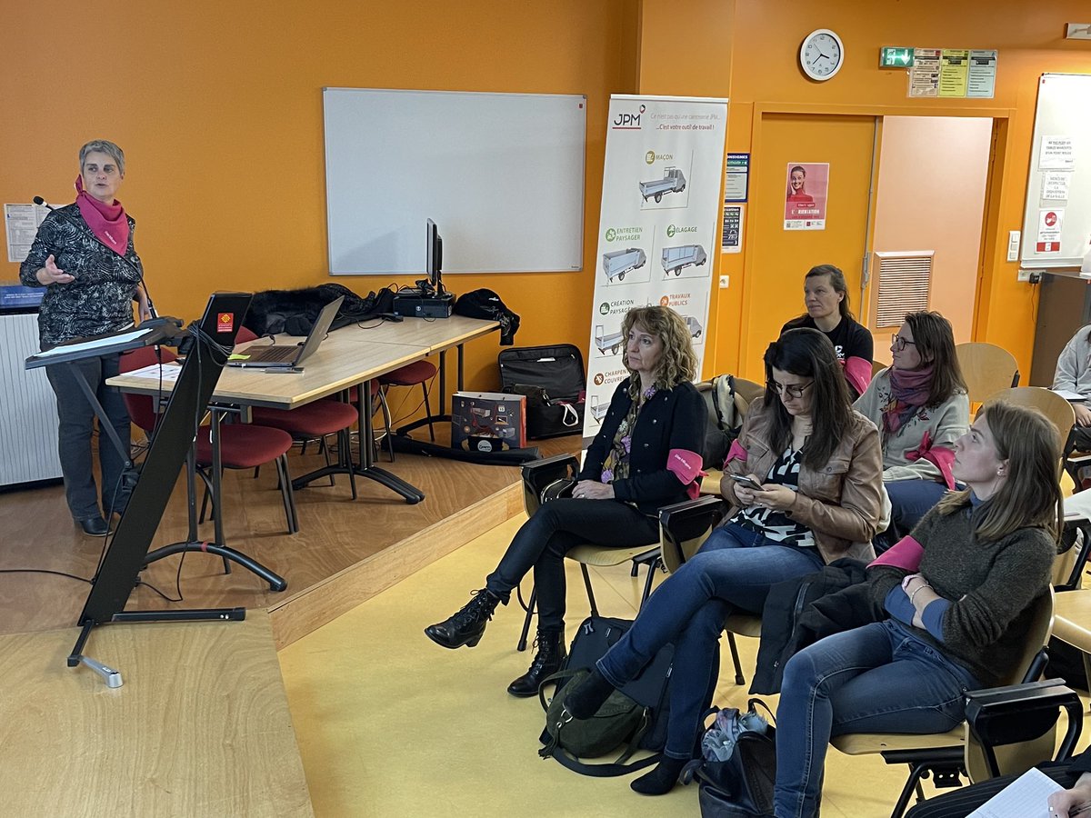 riols9's tweet photo. Journée de l’orientation - Lycee Monteil Rodez: L’association elles bougent (partenaire de Mecanic Vallee et du CMQE) accompagnée de 5 marraines sont venues présenter et échanger avec 30 filles de 2nd autour des métiers de l’industrie. 
 #dsden12 #MostafaFourar #Rodez https://t.co/V2P0ufD5x5