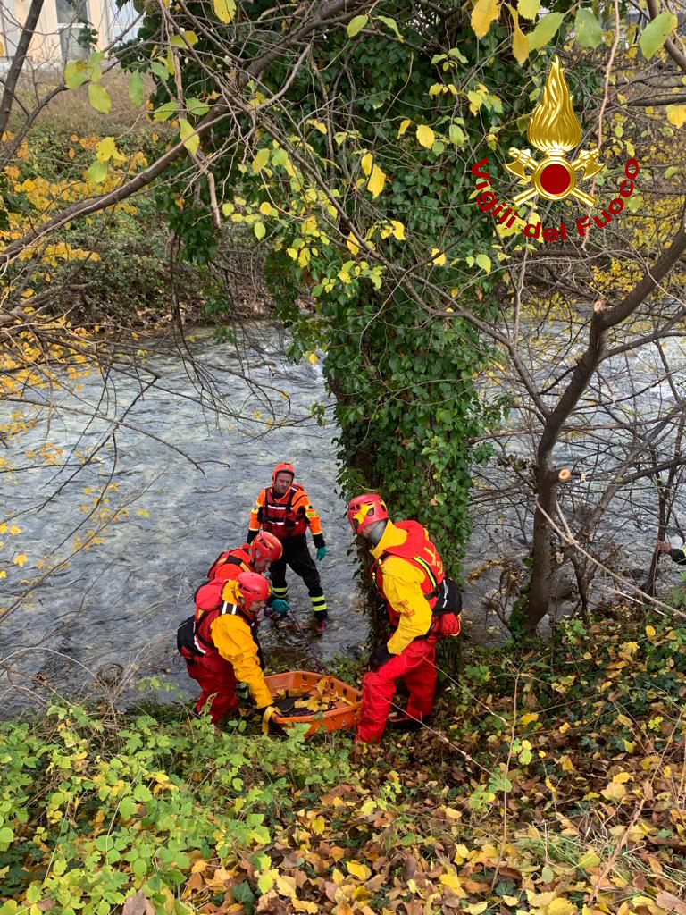 vvfveneto's tweet photo. #8dicembre #Chiampo(VI), a mezzogiorno, recuperato dai #SAF (speleo alpino fluviali) dei #vigilidelfuoco il corpo di un uomo privo di vita nel torrente Chiampo, bloccato su un masso al centro del corso d’acqua. In corso le indagini per capire la dinamica del probabile incidente https://t.co/SizWt6NPyu
