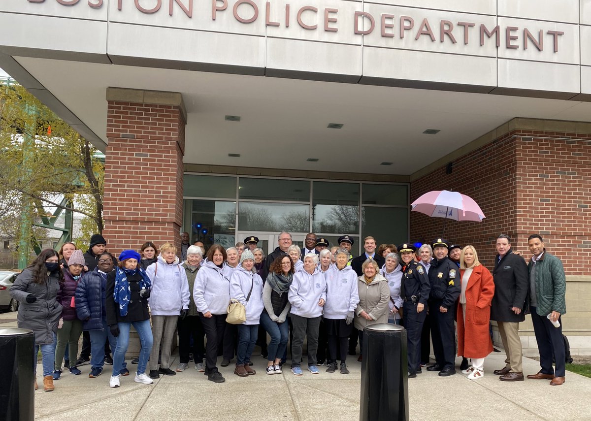 BCEengagement's tweet photo. 1/3: We walked ! #walkthebeat #charlestown had its final fall session last week joined by #CommishCox @bostonpolice! TY to @Starbucks for caffeine every week & @CityofBostonCU for the swag!…#throwbackthursday https://t.co/FNP6yt5iDI