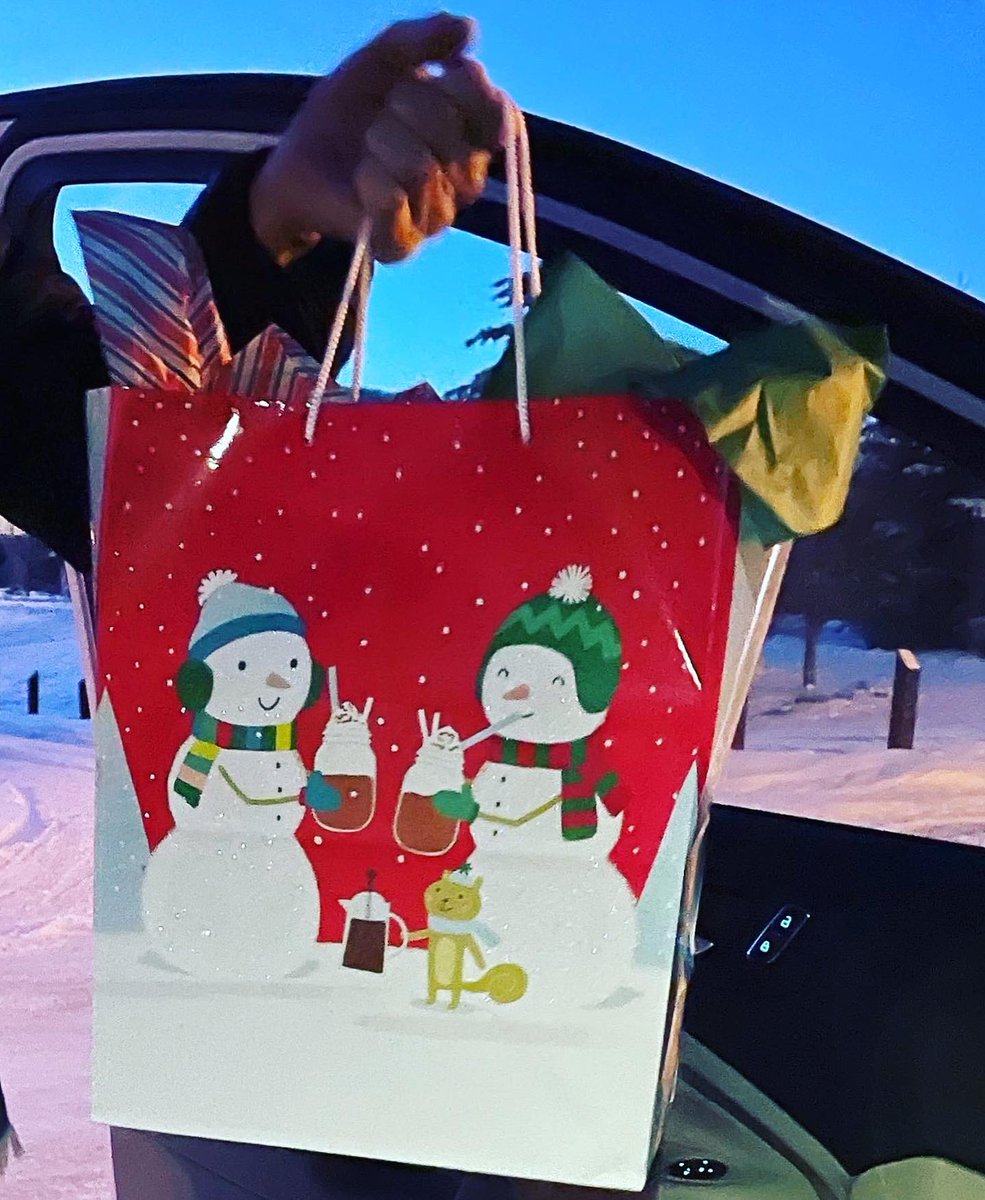 Chambers_Plan's tweet photo. Our #chambersplanpr team is competing in a challenge for the first 12 days of #December which will see additional funds donated to their charity of choice. 

Yesterday’s theme was “Bring Holiday Cheer to a neighbour, client, or chamber”.

#giveback #community #happyholidays https://t.co/tfa9B4tmYq