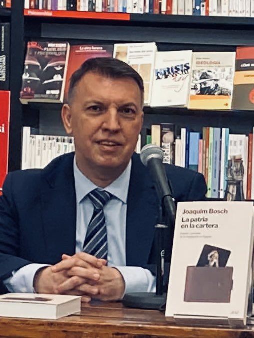 JoaquimBoschGra's tweet photo. Todos tenemos alguna amistad o algún cuñado que vota a un alcalde corrupto a sabiendas de que es corrupto. Estas fiestas regálale “La patria en la cartera” para hacerle reflexionar. Quizás aún sea posible convertirlo en una persona ejemplar y con principios éticos 😊 https://t.co/M2rwdV3C9e