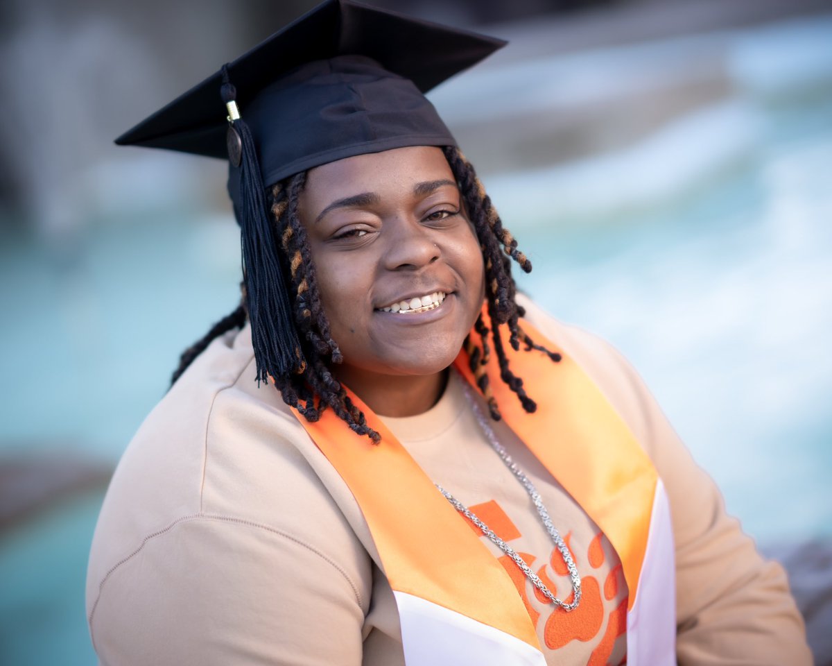 amourevette's tweet photo. “Every worthwhile accomplishment, big or little, has its stages of drudgery and triumph:a beginning, a struggle, and a victory.” -Gandhi
✔️First Generation 
✔️Dean’s List
✔️College code
✔️VP FTPE
✔️Chaplin Melanin Munchies
Sam Houston State University🥶🧡
Friday Dec. 9 🧑🏾‍🎓9:30AM https://t.co/JsY4ICxH64