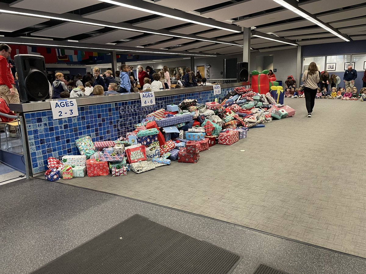 gunnlccd's tweet photo. We had a great time at the Wrap-In today! 1,000 gifts going to those in need this Holiday Season! @CountryDay #virtueinaction https://t.co/UTBcmbnzFi