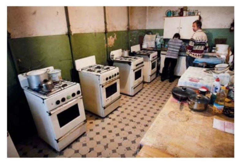 lyubaeskinashar's tweet image. Однажды мой близкий друг покупал целый этаж в старом питерском доме, что требовало расселить три страшных, полностью убитых коммуналки. 18 семей. Друг по своим причинам хотел именно этот этаж именно в этом доме – поэтому жителям выпал лучший в жизни шанс превратить свои жуткие