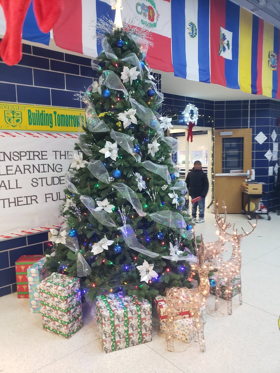 pcal1028's tweet photo. Our school is definitely #festive Students are feeling the love and starting their day with a smile for sure! #lifeinthelibrary #feelingfestive https://t.co/gfjbWe2zqA