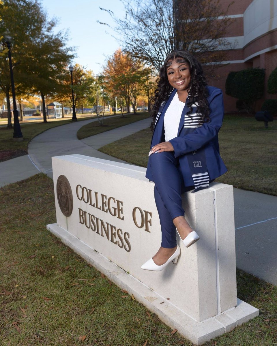 #PeopleofJSU #JSUGrad22: 'To THEE College of Business, I thank you for growing me into the woman I am today. I will now go into the next chapter of my life ready to enhance my accounting skills.' 🎓 Alysha Jones

📸 | drefilm
#HBCUs