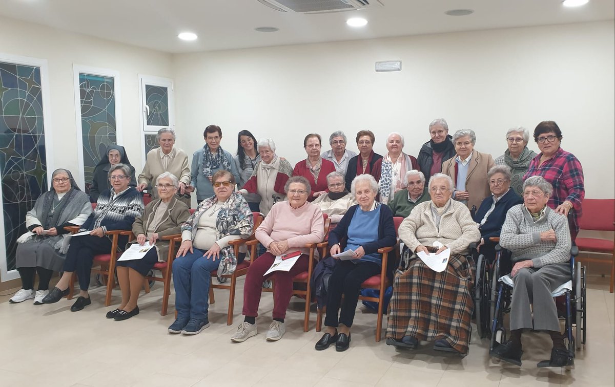 provpaulamontal's tweet photo. La Comunidad de Mérida ha viajado a Córdoba para celebrar la solemnidad de la Inmaculada con las comunidades Madre de Dios y Santa Victoria. Han compartido la comida, han recordado canciones significativas y han concluido el encuentro con la oración de Vísperas @hmrescolapias https://t.co/qTxKAqHZic