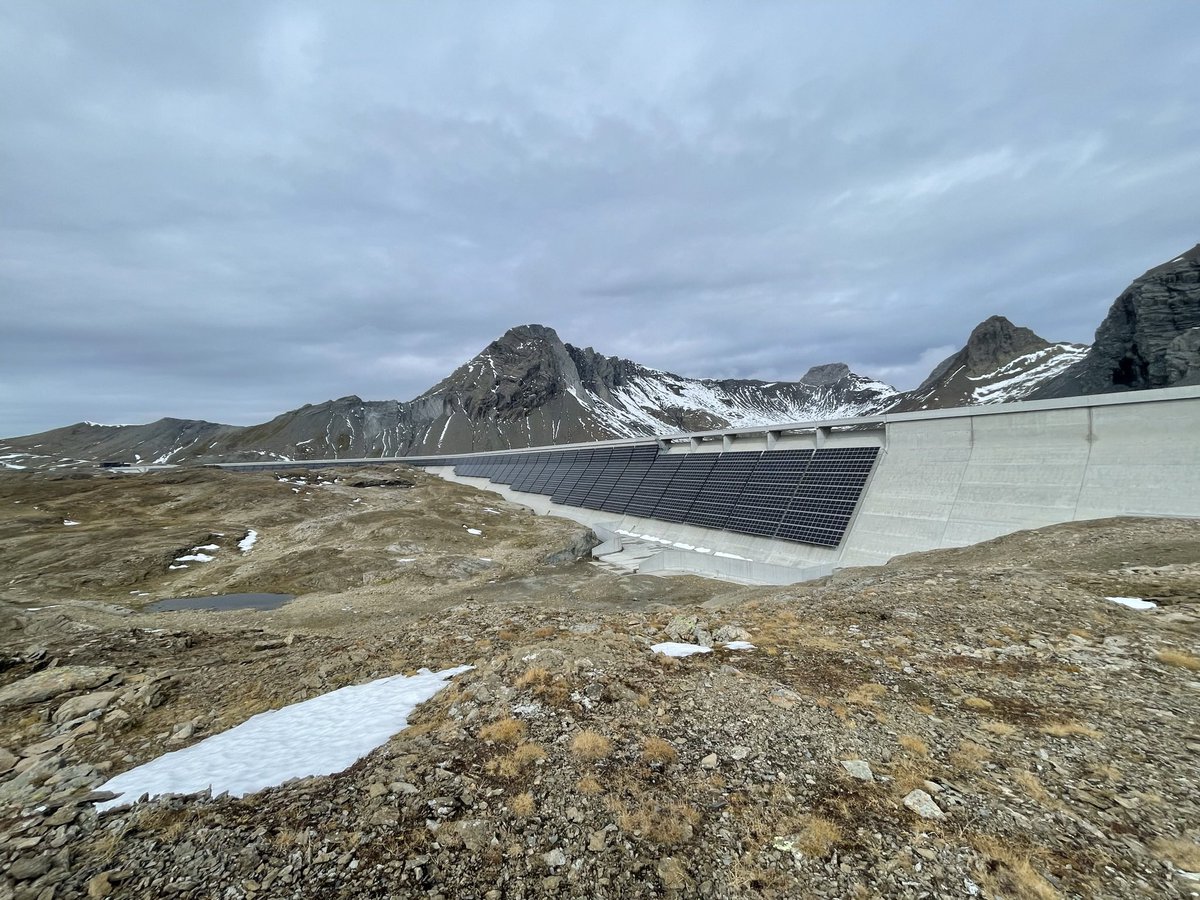 jorgwalch's tweet photo. Die Schweiz hat nicht genügend Strom. Dabei ist dieser Winter gar nicht das grösste Problem, so richtig eng wird’s in ein paar Jahren. 

Wie die Lösung aussehen könnte, erzähl ich in meinem neuen Film. Jetzt um 23:05 auf SRF1 oder ab morgen auf https://t.co/oqm4XRnLMd und PlaySRF https://t.co/TE1cSsLdLq