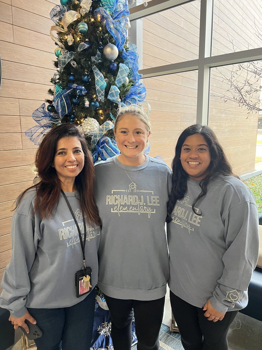 MrsCJacob's tweet photo. Chilling with my snowmies at Reading Academy in our new sweatshirts! Thank you @NetZeroLee! #DecembertoRemember #rjlyear9 https://t.co/CijjYvKA6J