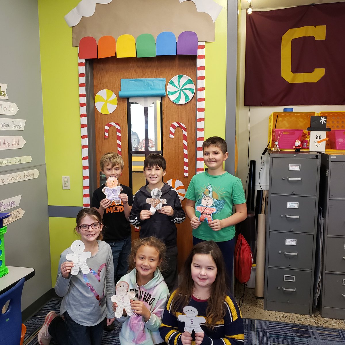 mpenneyosborn's tweet photo. Reading about Gingerbread characters in the Reading Lab! How would you catch the Gingerbread Man?@rwoodrow8  #GLCSRead #GoGullLake #GLCSRyan @glbluedevils @rwoodrow8 @ambell0727 https://t.co/uzNJZutPtz
