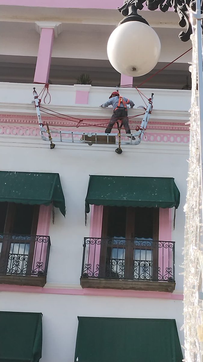 NikooBM's tweet photo. @STPS_mx @PueblaAyto @Tu_IMSS  @laredcincoradio comparto aquí unas fotos en el primer cuadro de la ciudad de Puebla, apoco si es correcta la forma de trabajar? https://t.co/US6UbO1xBf