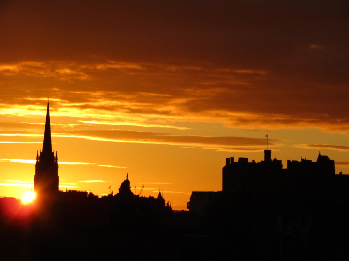 Cris_Anaut2's tweet photo. Dusk in the city 🧡
📍Edinburgh https://t.co/LnWwkdiIkU