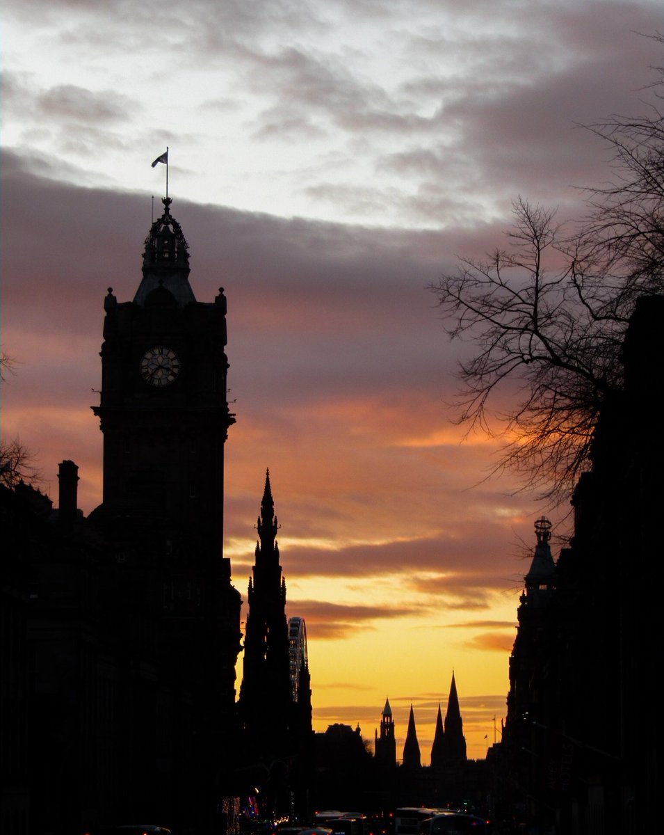 Cris_Anaut2's tweet photo. Dusk in the city 🧡
📍Edinburgh https://t.co/LnWwkdiIkU