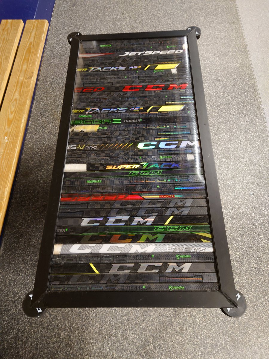 Bacciskungen's tweet photo. Så då var projektet klart.
Nya bord i korridoren till grabbarna i #SSKJ18 &amp; #SSKJ20
#twittSSK #brokensticks #CCM #ccmhockey #jetspeed #ribcore #supertacks #reuse #återbruk #scaniarinken @SodertaljeSK @CCMHockey https://t.co/5AikhSIOKR