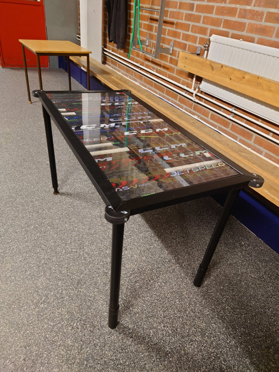 Bacciskungen's tweet photo. Så då var projektet klart.
Nya bord i korridoren till grabbarna i #SSKJ18 &amp; #SSKJ20
#twittSSK #brokensticks #CCM #ccmhockey #jetspeed #ribcore #supertacks #reuse #återbruk #scaniarinken @SodertaljeSK @CCMHockey https://t.co/5AikhSIOKR
