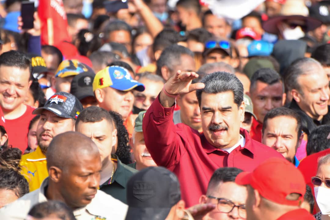 torrealbaf's tweet photo. El Compatriota Bolivariano trabajador Presidente y Comandante en Jefe marchó junto al Pueblo patriota en el Día de la #LealtadAbsoluta.

¡¡Chavez formó a un pueblo con conciencia!!

#PlenoComoLaLunaLlena 
@NicolasMaduro https://t.co/jMiL1cumQH