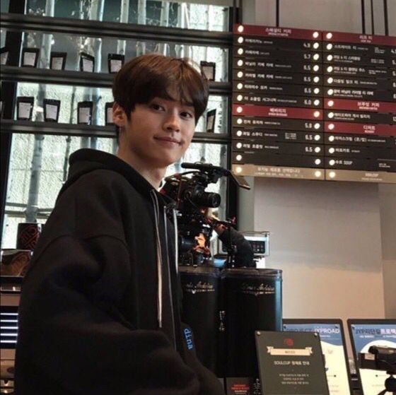 sung_Spider's tweet photo. Lee know te quiero mucho además de ser muy especial en la forma de dar cariño a los miembros de skz pero eso te hace destacar y tambien tus bailes y coreografias pd: ojala un dia conocerte

#LeeKnow
#RESPECTLeeKnow
#ThankfulForLeeKnow https://t.co/1uqKcbFWtW