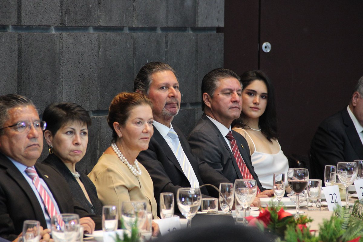 JavierCedenoS's tweet photo. Celebramos este fin de año en compañía de amigas y amigos del @cceemich funcionarios de los tres niveles de Gobierno, diputados y organismos empresariales.

Fue una gran noche donde pudimos refrendar nuestros lazos de amistad y compañerismo. 🫱🏼‍🫲🏽 https://t.co/Rc2sO2rjF5