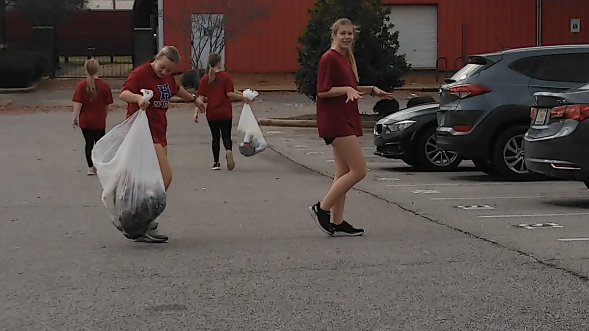 HHSFastpitchSB's tweet photo. Giving back to our school before Christmas Break. @Aaron_G_King https://t.co/MGWKZZolVq