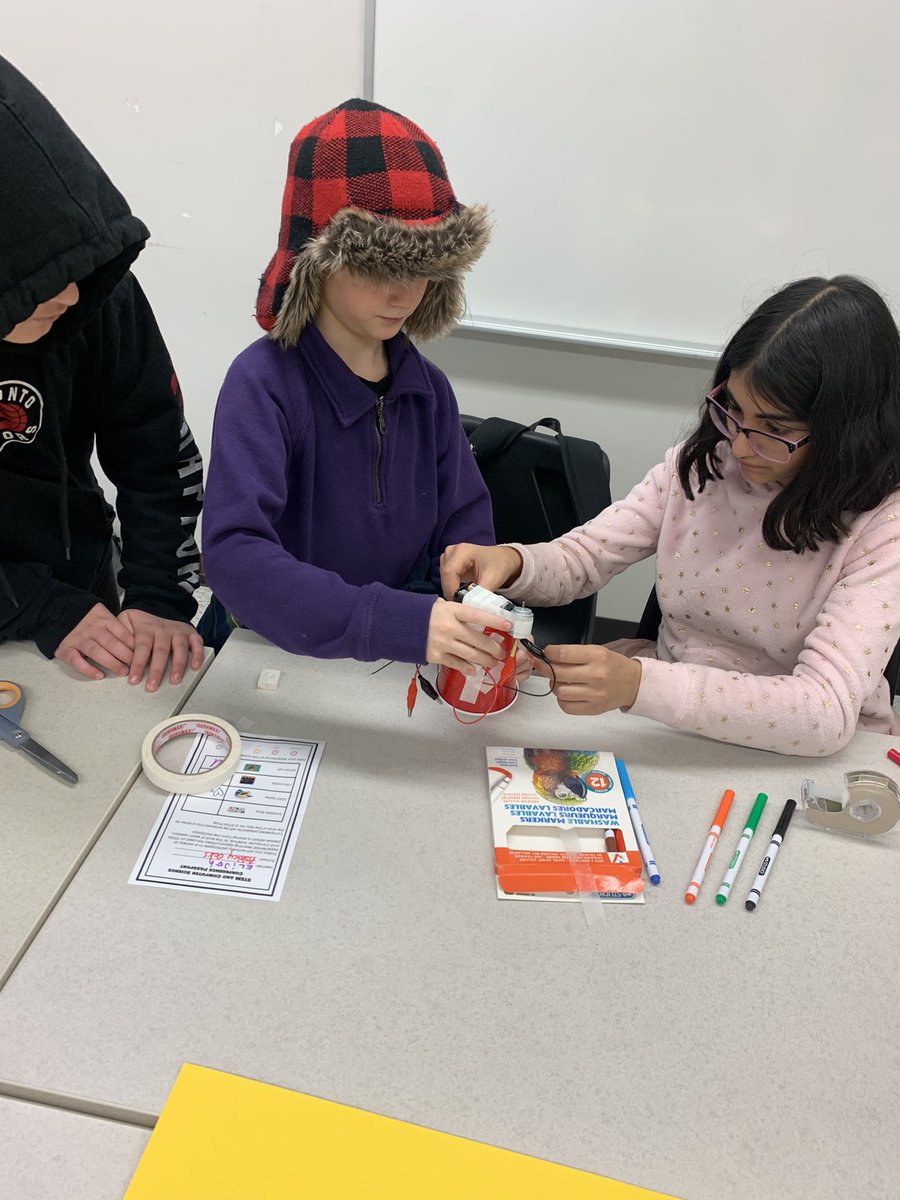 Miss_Deakin's tweet photo. Creating #scribblebots quickly became tied for my fav session of our @TVDSB_STEM day. SO much collaboration, innovation, &amp; problem solving as we tinkered to create a device that would draw. Trial &amp; error was huge here and all Ss persevered 🖍🌈🤖 @Henderson2485 @AshleyOaksPS https://t.co/QxYUc83lCU