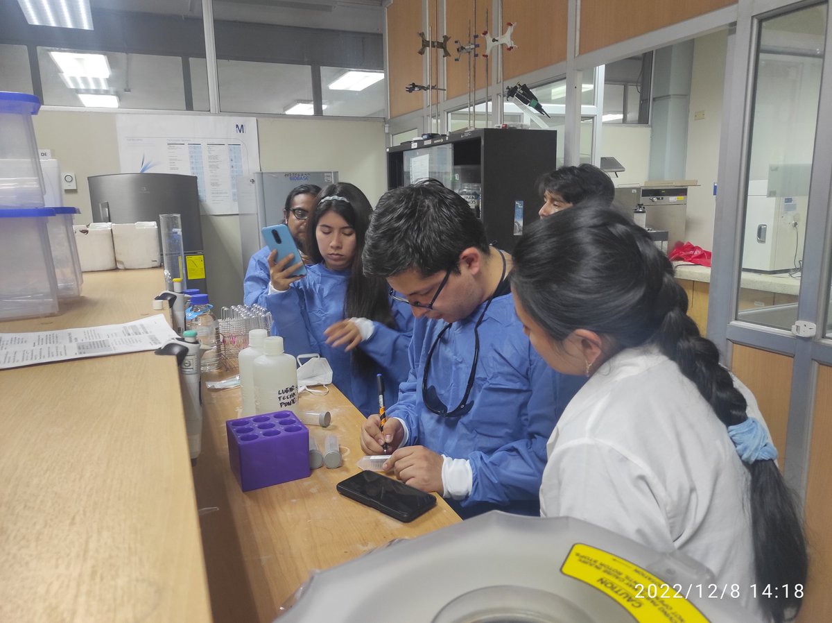 AndreaRosado92's tweet photo. Culminando mi semana con mis estudiantes de la #MCIGRH en las instalaciones de #LABECO de @CADS_ESPOL realizaron caracterización físico química de las muestras de agua! Gracias a los chicos por su atención, seguro serán los grandes actores del futuro #ADNESPOL https://t.co/oBkpLdhLgd