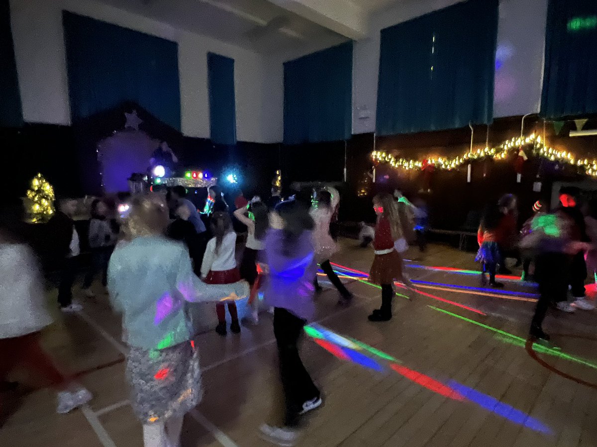 StCharlesGla's tweet photo. Our Primary 1-4 pupils had lots of #FestiveFun at the #ParentCouncil Christmas Disco tonight. Thanks@to the volunteers who organised tea/coffee for the parents in the #FamilyLearningRoom. #ChristmasDisco https://t.co/OD9xMgbP1t