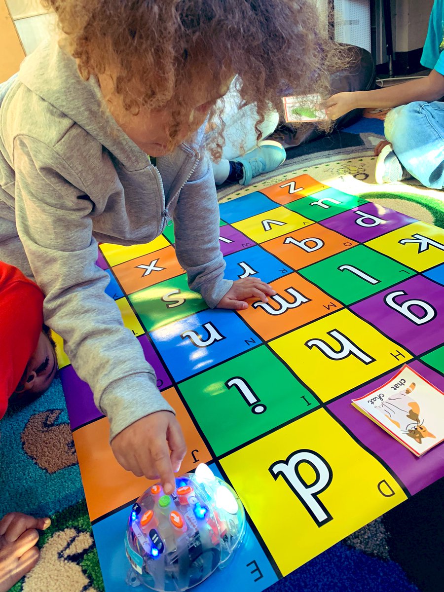 MadameFatimaK's tweet photo. Heure de Code à l’école @EEMathDaCosta! Les élèves ont exploré une variété d’outils, la communication et la collaboration étaient au rendez-vous des plus petits au plus grands!  #HeureDeCode #HourOfCode #coding #codage #beebot @hourofcode @AidePedago https://t.co/E6EP0vh0SW