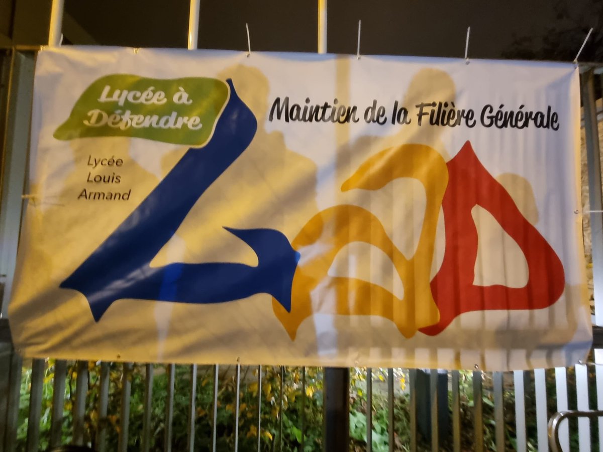 FlorianSitbon's tweet photo. Ce soir, les élus de gauche de #Paris15, mobilisés contre la fermeture de la filière générale du Lycée Louis-Armand aux côtés des enseignants, parents et élèves !

Il faut que le rectorat  revienne sur cette décision,  conséquence du choix brutal de fermer le Lycée Brassaï. https://t.co/OHiUE3yGZl
