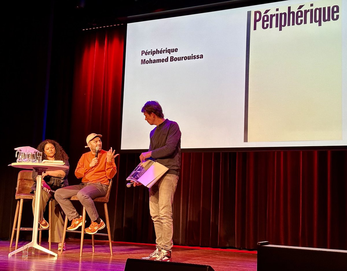 De net nieuw benoemde ‘fotograaf des vaderlands’ ⁦<a href="/MarwanMagroun/">Marwan Magroun</a>⁩ presenteerde zijn top 3 favoriete fotoboeken op de #Fotodok Bookclub. Natuurlijk was Périphérique van Mohammed Bourouissa er daar een van.