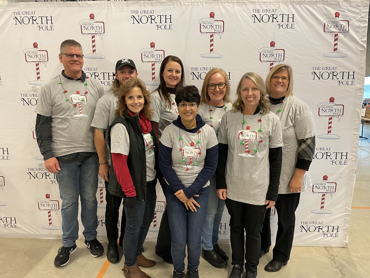 FargoParks's tweet photo. Fargo Parks employees had the opportunity to volunteer with The Great North Pole this week. Our team got to help bundle up gifts and deliver them to families in our community. We love the chance to give back, especially this time of year!
#FargoParks #ILoveFargo #SeasonOfGiving https://t.co/a8iUub1639