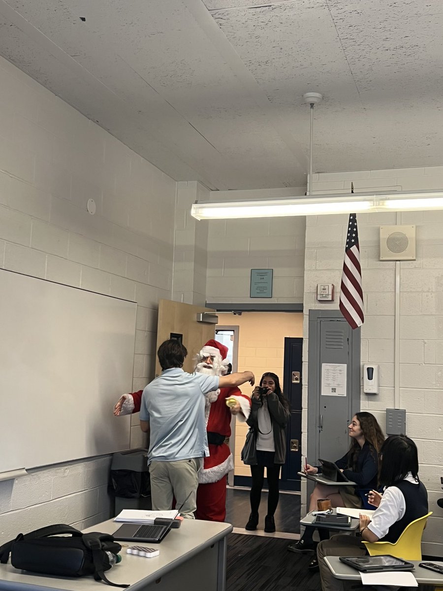 KrishPsych's tweet photo. Oh no! Look whose out there!!! Mr. Claus come a visiting the Psych class😊😊 https://t.co/D9qeavmhvG