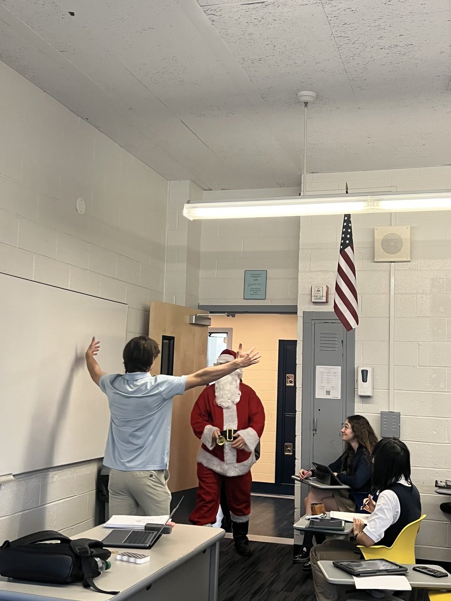 KrishPsych's tweet photo. Oh no! Look whose out there!!! Mr. Claus come a visiting the Psych class😊😊 https://t.co/D9qeavmhvG