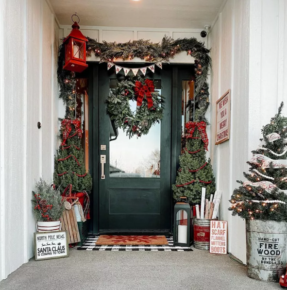 WedoweeRealtor's tweet photo. The outside of your home is just as important as the interior! When it comes to Christmas decor, go big or go home! Check out these 48 Outdoor Christmas Decoration Ideas That'll Spruce Up Your Yard. 🎄https://t.co/mY0xqWv9do 

📷| @thespruceofficial
#exteriordecor #Christmas https://t.co/ruZ9NR38p3