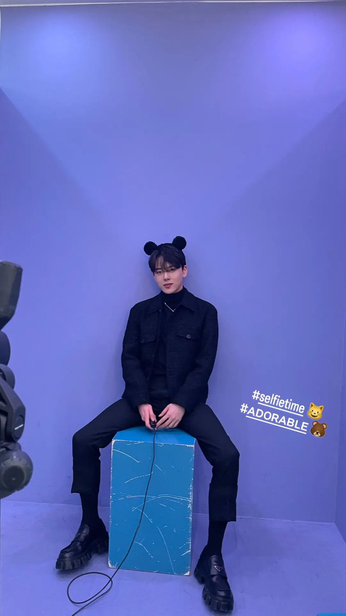 왕😍 일어나자마 본 게 전신샷 정현이라니 이쁘다 역시 남찍사💜