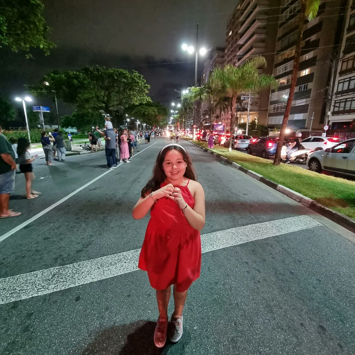 samimontini's tweet photo. @AnfieldRoadY3 Hi, Julia is sending Love and Hugs to everyone in Marvels. We just got in time to see Coca Cola Santa's parade. We're missing you all ❤😘 https://t.co/Mng413U8AH