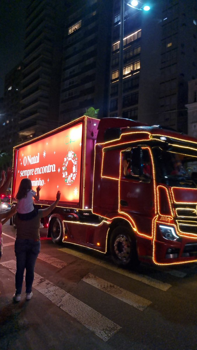 samimontini's tweet photo. @AnfieldRoadY3 Hi, Julia is sending Love and Hugs to everyone in Marvels. We just got in time to see Coca Cola Santa's parade. We're missing you all ❤😘 https://t.co/Mng413U8AH