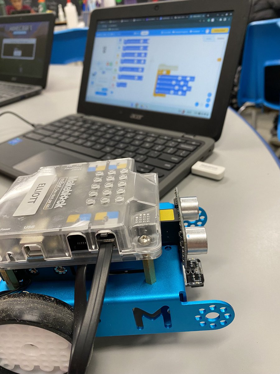ElliottDingle's tweet photo. Coding in grade 5! Students had fun with all the options and challenges. @Richmond_Public #makeblock #mbots #SwiftPlaygrounds #ozobots #blockly #MinecraftEdu https://t.co/qawktM2mgx