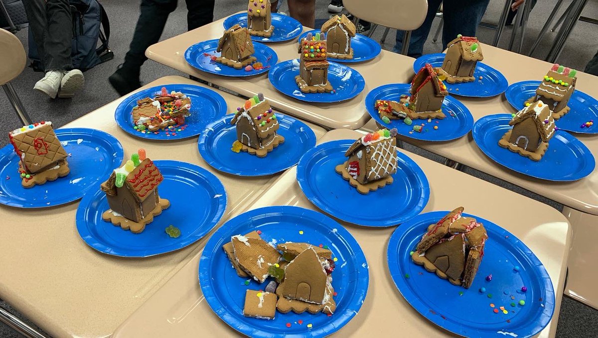 Great turnout for German Club‘s Gingerbread House event! 🇩🇪🎄🏠 <a href="/NVWorldLanguage/">NV WL/EL Department</a>