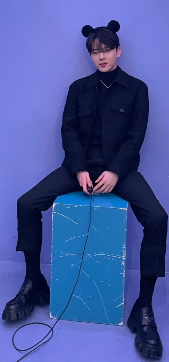 새삼 슬렌더인 거 드러나서 조타 발목 얇은 거 봐🫠