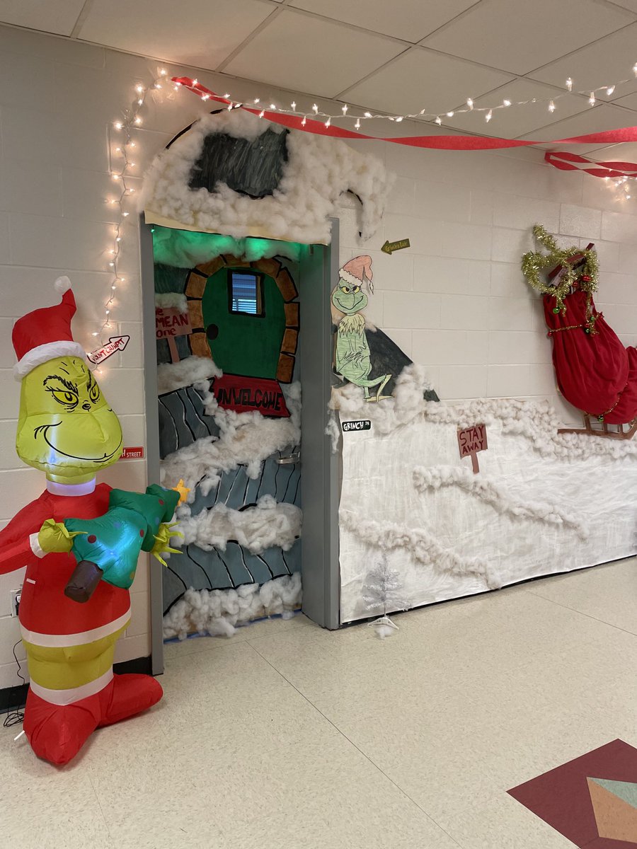 LisaJohnson616's tweet photo. Look at some of our beautiful doors for the Holiday Door contest. How are we going to pick a winner? ⁦@SachemHSNorth⁩ https://t.co/SfBF35lXec