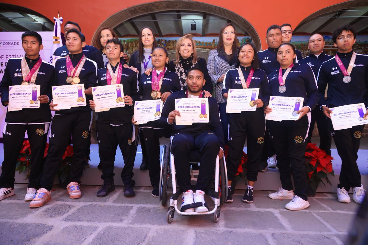 GobTlaxcala's tweet photo. La gobernadora @LorenaCuellar entregó estímulos a nueve deportistas y medallistas que participaron en los Paranacionales #Conade2022, así como a tres entrenadores que formaron parte de la delegación de atletas que acudió a la competencia celebrada en Hermosillo, Sonora. https://t.co/oVZWN7bGlZ