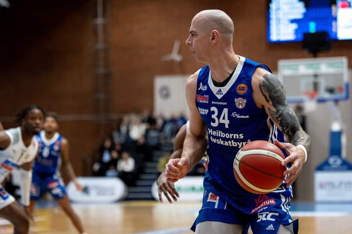 RT Guinn <a href="/RTGuinn/">RT Guinn</a> scored team-high 17 points (7/9 FG) and grabbed 7 rebounds to lead Jämtland <a href="/JamtlandBSKT/">Jämtland Basket</a> to the 6th consecutive win in Sweden @sbl_herr against Köping Stars <a href="/kopingstars/">Köping Stars</a> 🇸🇪

#FollowYourDreamsWithUs