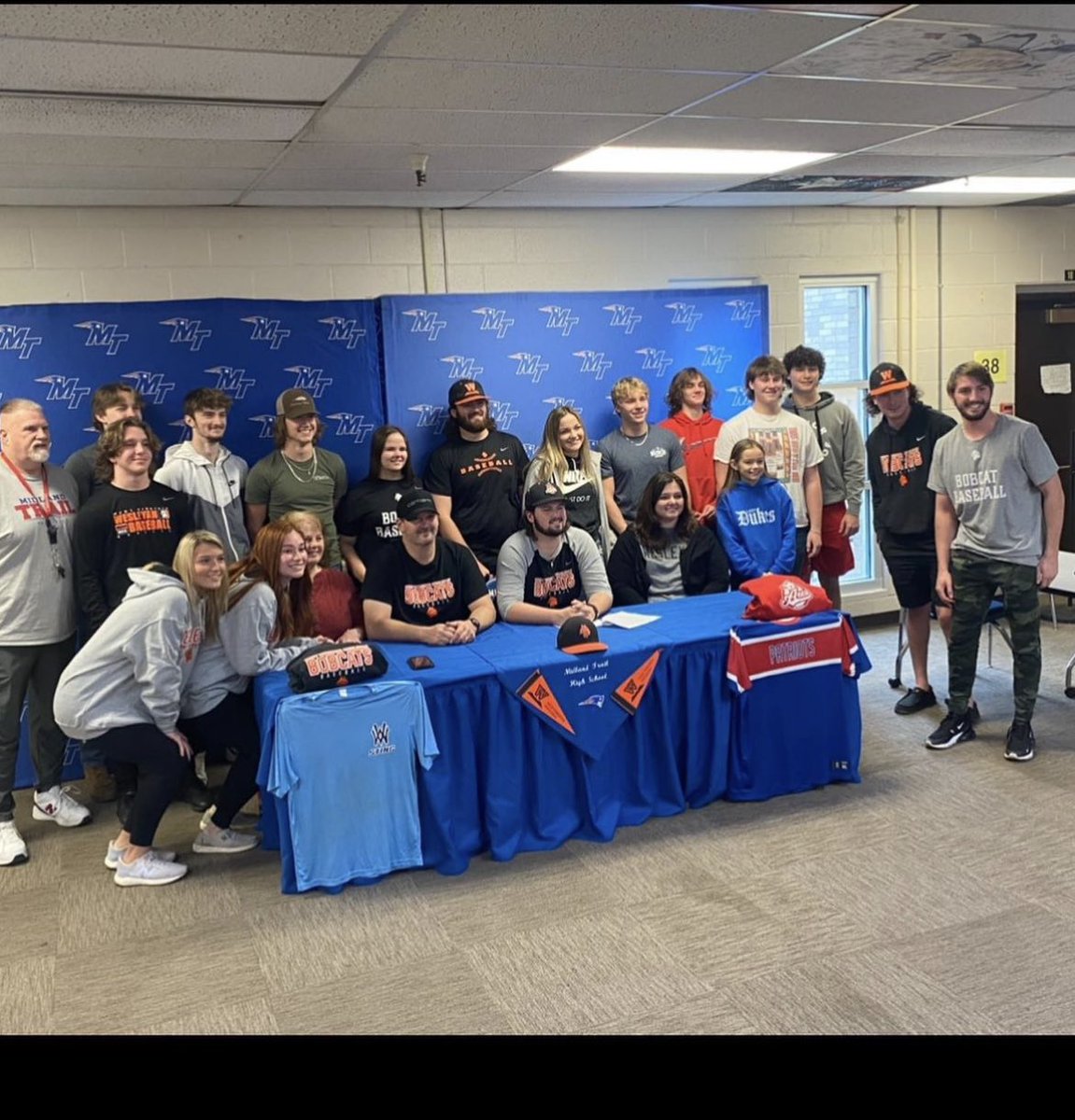 persinger_bo's tweet photo. Today I signed my NLI to go play baseball at West Virginia Wesleyan. Coach Lee has been great to me throughout this process. I have to thank @chase_illig and @thejkuyken1 to put me on the biggest spotlight in WV with the @AcesAppalachian. Can’t wait to be in Buckhannon!! https://t.co/PCysuJi9wK