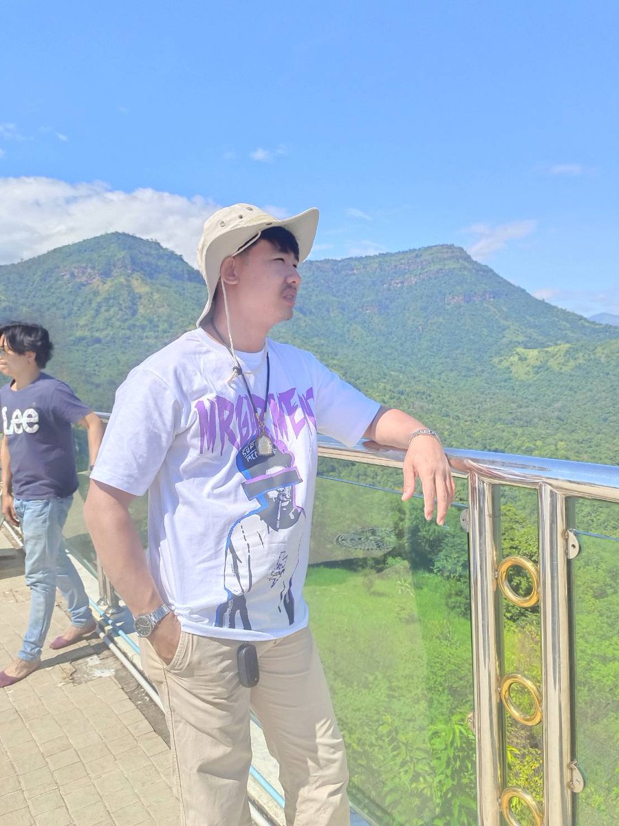 anutikorn's tweet photo. ไม่อยากให้คิดมาก แต่อยากให้คิดถึงนะค้าบ #ลพบุรี https://t.co/gdcH4lP4gg