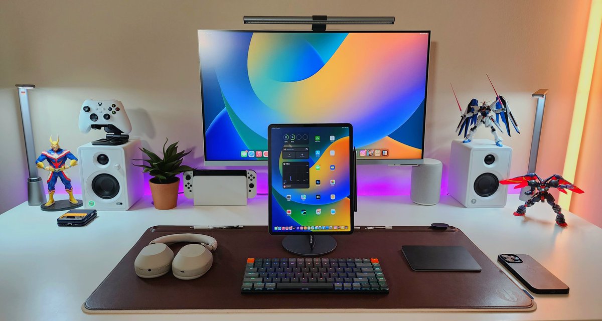 AvgTechGuy885's tweet photo. The desk is mightier than the sword... #ipadsetup #stagemanager #averagetechguy https://t.co/oJQdkt11eY