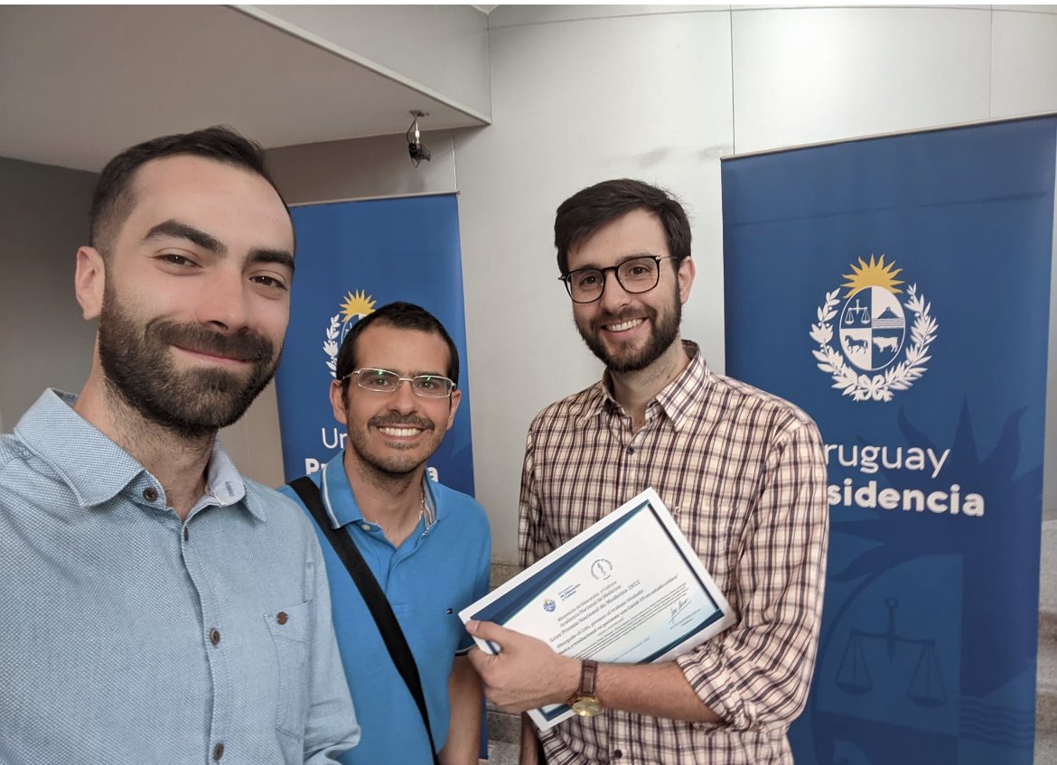 Muy jóvenes científicos y médicos del laboratorio, hoy en la ceremonia ya con el reconocimiento otorgado 🍾🍾