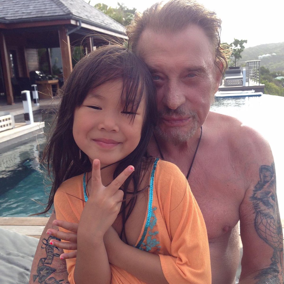 trapet1's tweet image. Énormément d’émotions ce soir sur M6, merci 🙏 @LHallyday pour ce moment partagé avec amour et pudeur sur votre vie, ces épreuves et cet amour @JohnnySjh 🕯🌟😭merci @jadehallyday et @joyhallyday 😭🌟🕯ds notre cœur ♥️